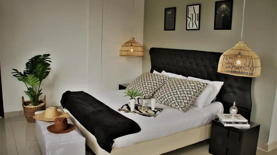 Habitación con cama extragrande y vistas al jardín del Hotel Boutique Budapez