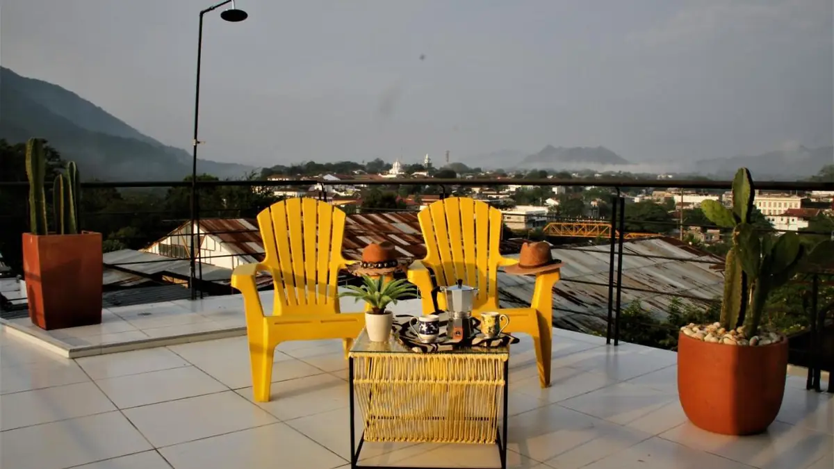 La terraza solárium del hotel, con sillas amarillas y vista a los cerros